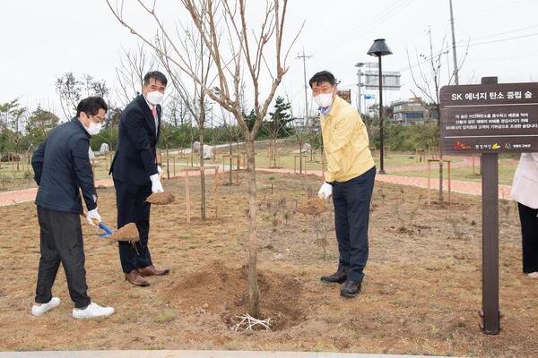 7일 탄소 중립 숲 조성 기념 행사에서 (왼쪽부터) 정태용 환경재단 사무처장, 강봉원 SK에너지 중부사업부장, 함명준 고성군수가 식수를 하고 있다. /사진=SK이노베이션