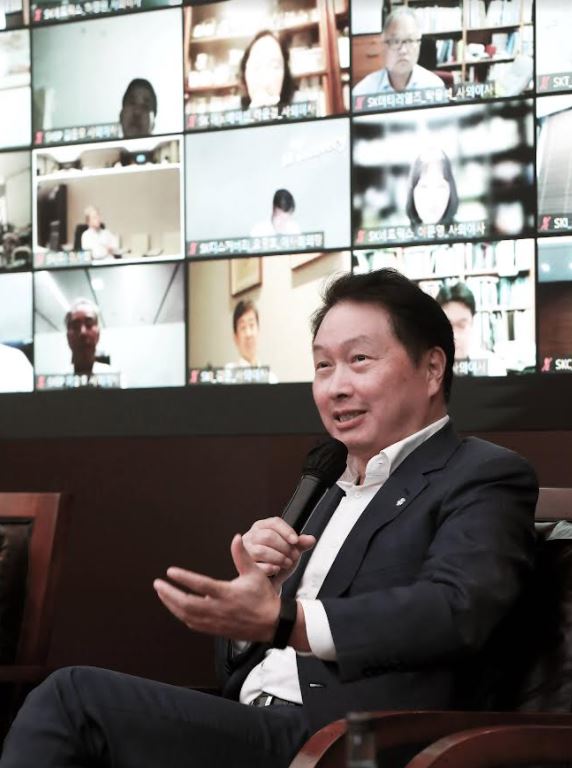 최태원 SK그룹 회장이 지난 7일 서울 종로구 SK서린사옥에서 화상으로 열린 ‘제3차 거버넌스 스토리 워크숍’에 참석해 마무리 발언을 하고 있다. /사진=SK