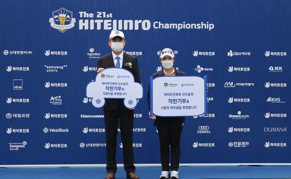 (왼쪽부터) 김인규 하이트진로 대표와 김수지 프로골프 선수가 기부금 전달식 후 기념사진 촬영을 하고 있다./사진=하이트진로