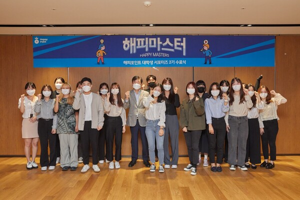 서울 양재동 SPC그룹 사옥에서 섹타나인 이경배 대표이사(왼쪽에서 아홉번 째)와 해피마스터 2기가 수료식을 마치고 기념촬영을 하고있다./사진=SPC그룹