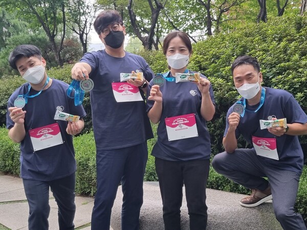 비대면 레이스에 참여한 매일유업 동호회원들이 기념촬영을 하고 있다./사진=매일유업