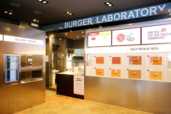 롯데리아 선릉점에 적용된 배달 서비스 무인 픽업존(왼쪽)과 매장 이용 셀프 픽업 존(오른쪽)./사진=롯데GRS
