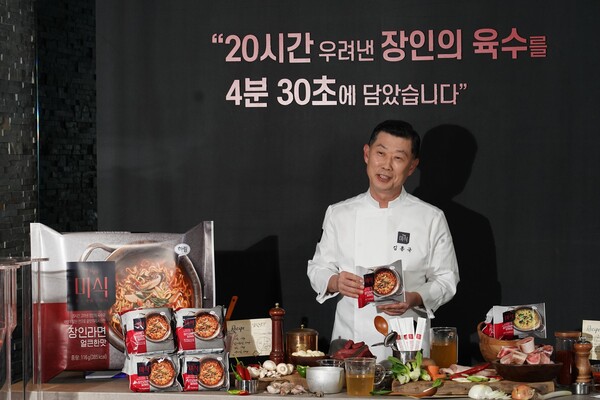 14일 서울 강남구 논현동 하림타워에서 열린 ‘The미식 장인라면' 출시 미디어 데이에서 김홍국 하림그룹 회장이 라면을 직접 끓여 참석자들에게 선보이고 있다./사진=하림
