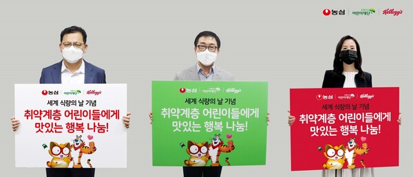 15일 농심과 농심켈로그는 세계 식량의 날(16일)을 맞아 총 2천만 원 상당의 라면과 스낵, 음료, 시리얼 등을 초록우산 어린이재단측에 기부했다. (왼쪽부터) 김보규 농심 경영기획실장, 여승수 초록우산 어린이재단 서울3지역본부장, 이주원 농심켈로그 상무./사진=농심