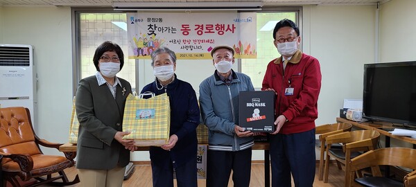 BBQ 류준형 상무(오른쪽)가 ‘찾아가는 경로행사’에서 어르신들께 삼계탕을 전달하며 기념촬영을 하고 있다./사진=BBQ