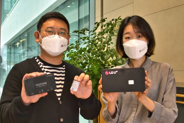 LG유플러스 직원들이 서울 마곡사옥 연구실에서 28㎓ 통신모듈과 외장형안테나를 들고 있다./사진=LG유플러스