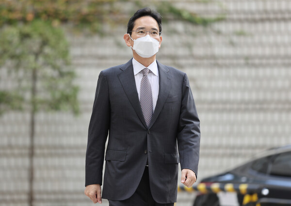 이재용 삼성전자 부회장이 14일 오전 서울 서초구 중앙지법에서 열린 삼성물산 불법 합병 관련 1심 속행 공판에 출석하고 있다./사진=연합뉴스