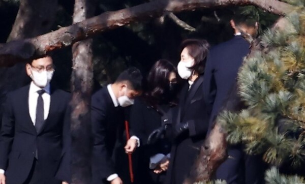 홍라희 전 리움미술관장, 김재열 삼성경제연구소 사장과 이서현 삼성복지재단 이사장을 비롯한 유족이 25일 오전 경기도 수원 선영에서 치러진 고 이건희 삼성그룹 회장 1주기 추도식에 참석해 있다./사진=연합뉴스