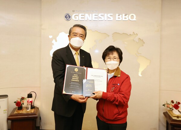 (오른쪽부터) BBQ 윤경주 부회장과 한국마케팅협회 김승엽 부회장이 대한민국브랜드대상 브랜드혁신 부문 최우수상 수상 기념 촬영을 하고 있다./사진=BBQ