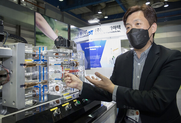 서울 강남구 코엑스에서 29일까지 열리는 '2021 스마트비즈엑스포'에 참가한 백신용 최소잔여형 주사기 생산기업 '풍림파마텍' 직원이 주사기 생산에 사용된 금형 모형을 선보이고 있다./사진=삼성전자