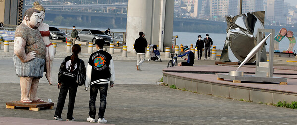 크라운해태가 주최한 K-Sculpture 한강 흥 프로젝트_야외조각전시회 작품을 시민들이 관람하고 있다 (4)