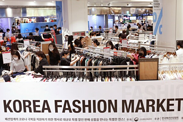 6월 잠실점에서 '코리아 패션 마켓 시즌3'이 진행되고 있다. /사진=롯데쇼핑