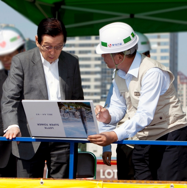 2011년 신격호 명예회장(왼쪽)이 롯데월드타워 부지를 방문해 현장 점검을 하고 있다./사진=롯데지주