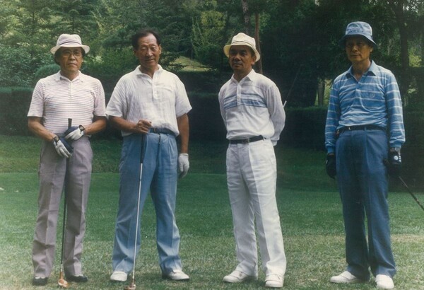 (왼쪽에서 두번째부터) 고 정주영 현대그룹 창업주, 고 박태준 포스코 명예회장과 골프모임을 갖고 있는 고 신격호 롯데 창업주./사진=롯데지주