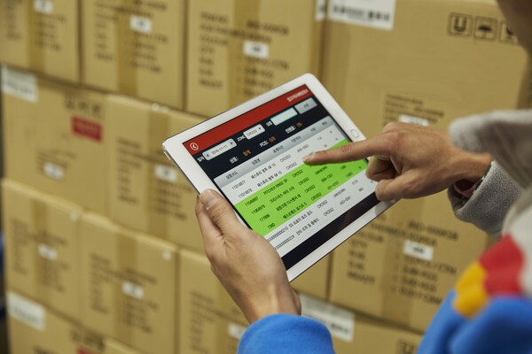 CJ대한통운 직원이 모바일 앱을 통해 물류센터 현황을 파악하고 있다./사진=CJ대한통운