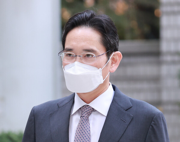 이재용 삼성전자 부회장이 4일 오전 서울 서초구 중앙지법에서 열린 삼성물산 불법합병 사건 관련 1심 속행공판에 출석하고 있다. /연합