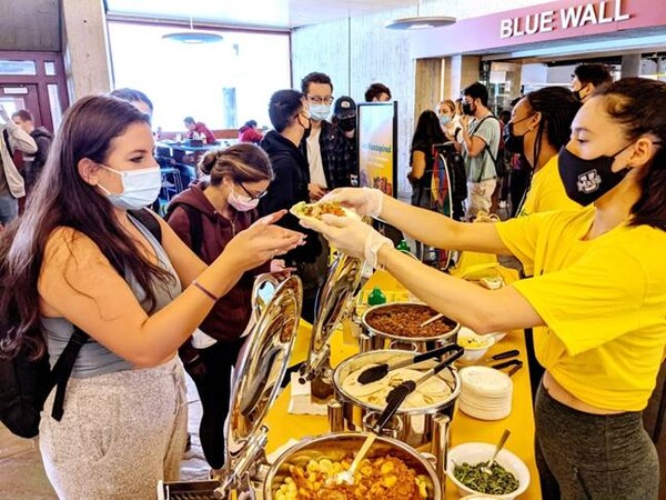 미국 매사추세츠대 애머스트캠퍼스 학생들과 교직원들이 풀무원USA의 식물성 단백질 지향 식품 전문 브랜드 '플랜트스파이어드' 제품을 시식하고 있다./사진=풀무원