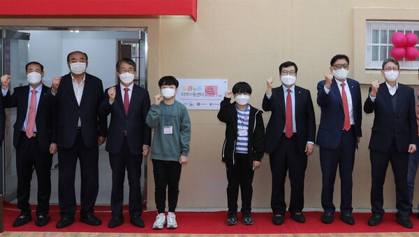 5일 롯데제과가 부산시 사하구 감천문화마을에 자리잡은 ‘롯데제과 스위트홈’ 9호점 개관식을 진행했다. 롯데제과 민명기 대표이사(우측 세번째), 세이브더칠드런 정태영 사무총장(우측 두번째) 등이 개관식에서 기념사진 촬영을 하고 있다./사진=롯데제과