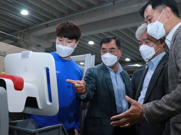 CJ대한통운 강신호 대표이사(왼쪽 두번째)와 주요 경영진들이 경기도 동탄 소재 TES 이노베이션 센터에서 '자율주행 이송로봇(AMR)'을 기반으로 한 '오더피킹 시스템' 시연을 보고 있다./사진=CJ대한통운