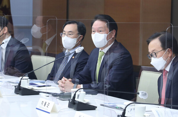 17일 대한상의회관에서 열린 탄소중립 산업전환 추진위원회에서 최태원 대한상의 회장이 인사말을 하고 있다. /사진=대한상공회의소