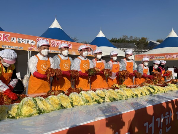 17일 울산대공원 남문광장에서 열린 '2021 SK 행복김치 나눔' 행사에 (왼쪽부터) 박병석 울산시의장, 김문식 (사)울산광역시자원봉사센터 이사장, 송철호 울산시장, 유재영 울산CLX총괄 부사장, 김재호 SK이노베이션 노동조합부위원장, 이강무 울산CLX 경영지원본부장, 최형욱 SK이노베이션 노동조합 사무국장이 참석했다. /사진=SK이노베이션