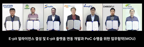 18일 (왼쪽부터) 송복구 현대차·기아 EV혁신사업실장(상무), 안태효 스타코프 대표, 문찬종 에스트래픽 대표, 이규제 제주전기자동차서비스 대표, 주형진 차지비 대표, 최영석 차지인 대표, 김시호 한국전기차충전서비스 대표가 ‘E-pit 얼라이언스 결성 및 E-pit 플랫폼 연동 개발과 PoC 수행을 위한 업무협약(MOU)’을 체결하고 있다. /사진=현대차그룹