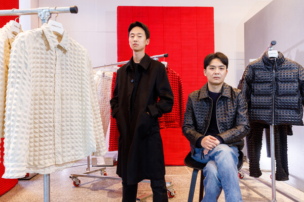  제17회 SFDF 수상자인 'KANGHYUK(강혁)'의 최강혁(오른쪽), 손상락 디자이너. /사진=삼성물산