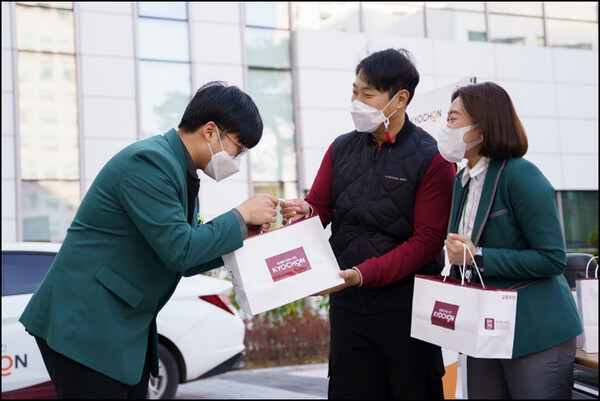 25일 건양대학교 병원에서 교촌 촌스러버와 유튜버 홍사운드가 치킨 나눔 활동을 하고 있다. /사진=교촌F&B