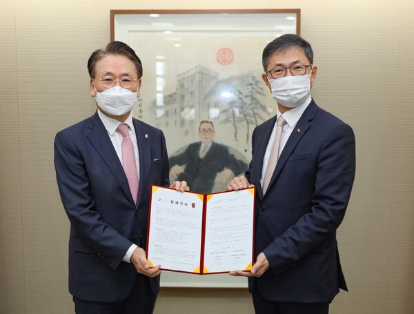 1일 서울 안암동 소재 고려대학교 인촌기념관에서 진행된 SK바이오사이언스-고려대의료원 산학협력식에서 고려대의료원 김영훈 의무부총장(왼쪽)과 SK바이오사이언스 안재용 사장이 기념촬영을 하고 있는 모습. / SK바이오사이언스