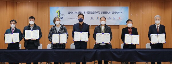 나한채(왼쪽에서 네번째) 롯데칠성음료 음료영업본부장과 관계자들이 협약 체결 후 기념사진을 촬영하고 있다./사진=롯데칠성음료