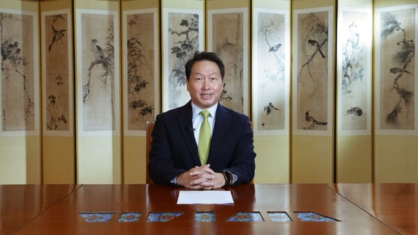 최태원 SK 회장이 2일 개최된 도쿄포럼 2021에서 녹화영상을 통해 개회사를 하고 있다. /사진=SK