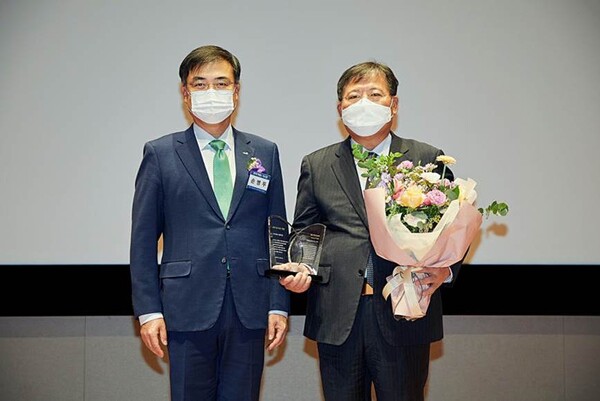 3일 서울 여의도 한국거래소에서 한국기업지배구조원 주최로 열린 ‘2021 ESG 우수기업’ 시상식에서 풀무원이 ‘ESG 대상’을 수상했다. 풀무원 이효율 대표(사진 오른쪽)가 상패를 들고 한국거래소 손병두 이사장과 기념사진을 찍고 있다./사진=풀무원