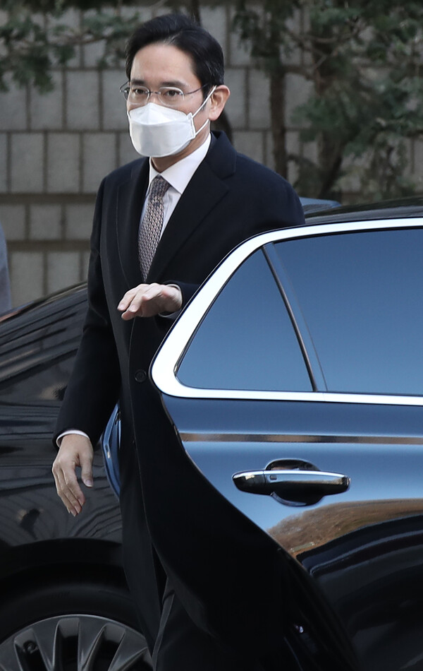 삼성물산과 제일모직 불법 합병 및 삼성바이오로직스 회계사기 의혹 재판을 받고 있는 이재용 삼성전자 부회장이 2일 오전 서울 서초구 서울중앙지법에서 열린 1심 속행 공판에 출석하고 있다./연합