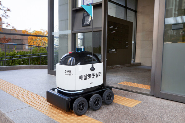 배달로봇 ‘딜리드라이브’가 경기도 수원 광교 앨리웨이에서 배달을 하고 있다./사진=우아한형제들