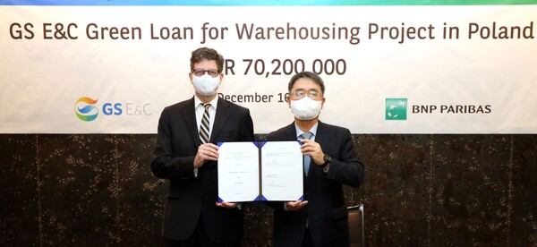 16일 서울 중구 스테이트타워남산에서 진행된 그린론 조달 계약 체결식에서 김태진 GS건설 재무본부 부사장(오른쪽)과 필립 누와로 BNP파리바은행 한국대표가 기념촬영을 하고 있다./GS건설 