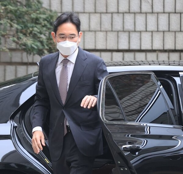 이재용 삼성전자 부회장이 16일 서울 서초동 서울중앙지법에서 열린 삼성물산 불법합병 및 삼성바이로직스 회계사기 의혹 관련 1심 속행 공판에 출석하고 있다./사진=연합뉴스 