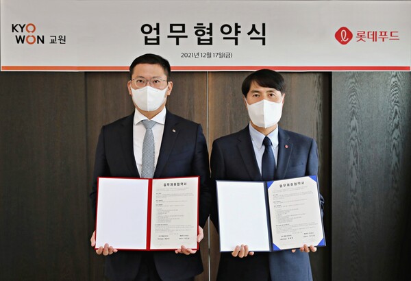 17일 서울 용산구 교원그룹 녹지원에서 진행된 협약식에서 (왼쪽부터) 장동하 교원그룹 기획조정실장, 이진성 롯데푸드 대표이사가 기념사진을 촬영하고 있다./사진=롯데푸드