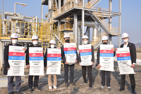 SK이노베이션은 SK지오센트릭이 코오롱인더스트리와 친환경 생분해성 플라스틱 소재 PBAT를 출시한다고 22일 밝혔다. 코오롱인더스트리 구미공장에서 SK지오센트릭과 코오롱인더스트리 양사 구성원들이 현수막 및 PBAT 제품을 들고 기념사진을 촬영하고 있다. /사진=SK이노베이션
