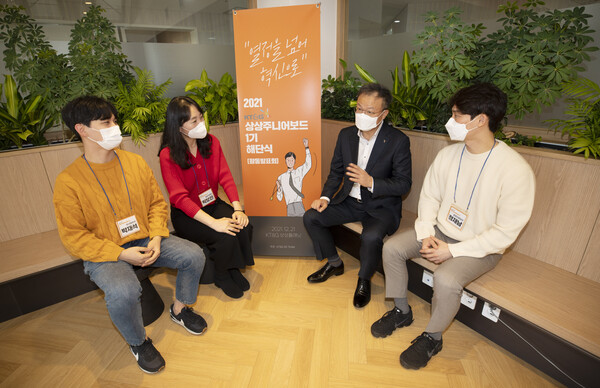 21일 서울 성수동 소재 KT&G 상상플래닛에서 진행된 KT&G 차세대 리더 협의체 '상상주니어보드' 1기 해단식에서 백복인 사장(왼쪽에서 세번째)이 MZ세대 직원들과 대화하고 있다./사진=KT&G