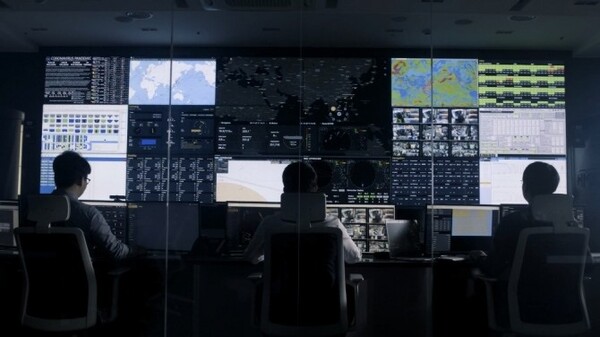부산시 HMM 선박종합상황실에서 스마트 컨테이너 선의 정보를 실시간으로 받아보고 있다./사진=HMM