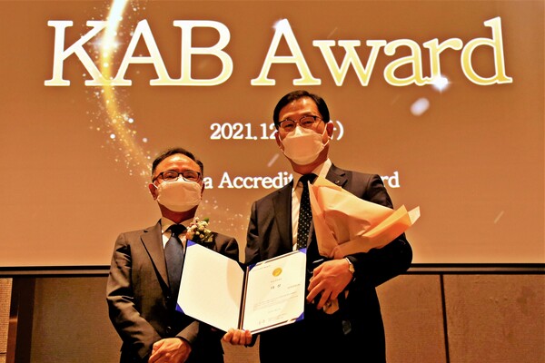 하이트진로가 '2021 KAB Award' ESG 경영실천 부문에서 대상을 수상했다. 하이트진로 정일석 상무(오른쪽)가 수상 후 기념사진을 찍고 있다./사진=하이트진로
