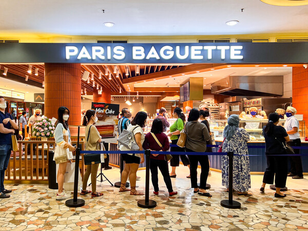 인도네시아 자카르타의 대형 쇼핑몰인 세나얀시티몰에 문을 연 파리바게뜨 스나얀시티점에 현지 소비자들이 방문해 빵을 고르고 있다./사진=SPC그룹