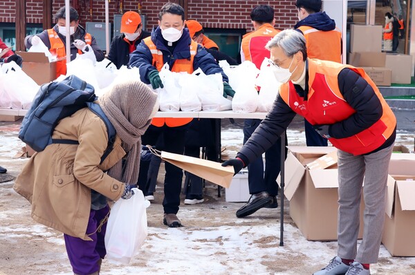 SK에너지 조경목 사장이 구성원들과 함께 명동밥집에서 한끼나눔 온택트 봉사활동에 참여하고 있다./사진=SK이노베이션