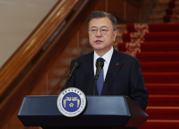 문재인 대통령이 3일 오전 청와대에서 2022년 임인년 신년사를 하고 있다./연합