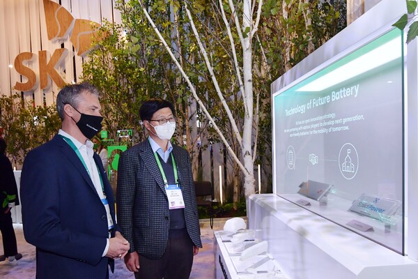 5일(현지시간) 미국 라스베이거스에서 열린 CES 2022 현장에서 이성준 SK이노베이션 환경과학기술원장(오른쪽), 존 제이콥 미국 솔리드파워 CMO(왼쪽)가 전시를 관람하고 있다. /사진=SK이노베이션