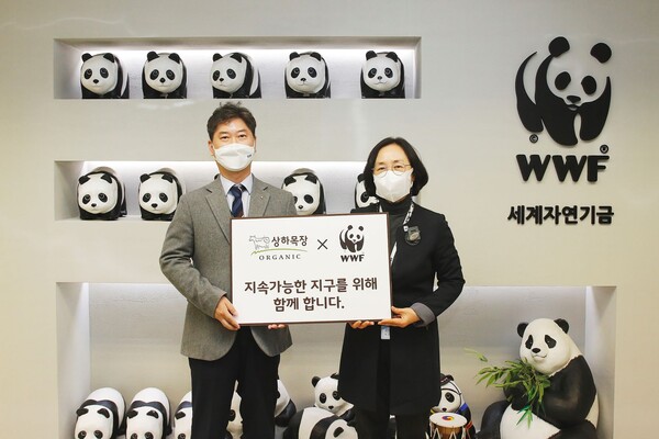 상하목장과 WWF는 5일 서울시 종로구에 위치한 WWF 한국본부에서 협약식 진행했다. (왼쪽부터) 상하목장 이진석 본부장과 WWF 홍윤희 사무총장이 기념사진을 촬영하고 있다./사진=상하목장