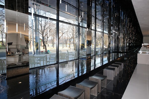 엔제리너스 대구 수성못 매장 1층 전경./사진=롯데GRS