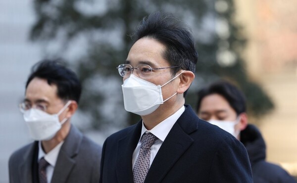 ㅜ이재용 삼성전자 부회장이 13일 삼성물산-제일모직 불법합병 재판에 출석하기 위해 서울 서초구 서울중앙지방법원에 출석하고 있다./사진=연합뉴스