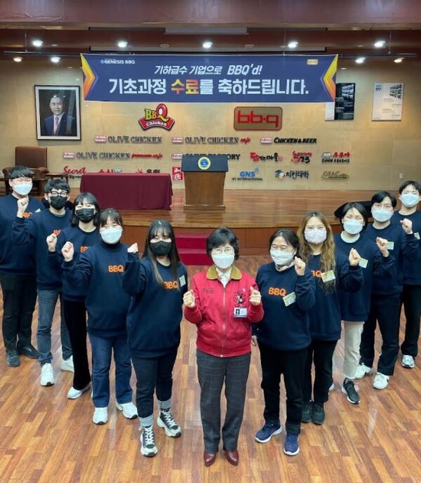 제너시스비비큐가 15일 경기도 안산시 청년 사업가 5팀의 수료식을 마친 후 기념 촬영을 하고 있다. /사진=제너시스비비큐