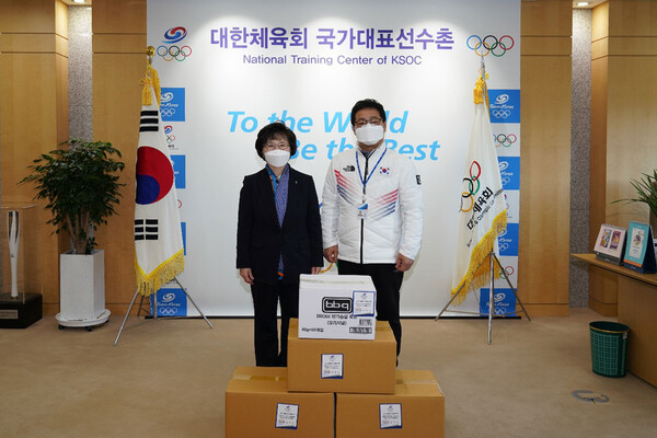 윤경주 BBQ 부회장과 유인탁 선수촌장이 HMR(가정간편식) 기증식 이후 기념촬영을 하고 있다./사진=BBQ